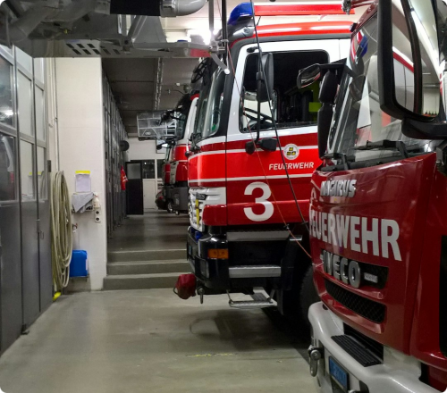 Camions de pompiers dans une caserne